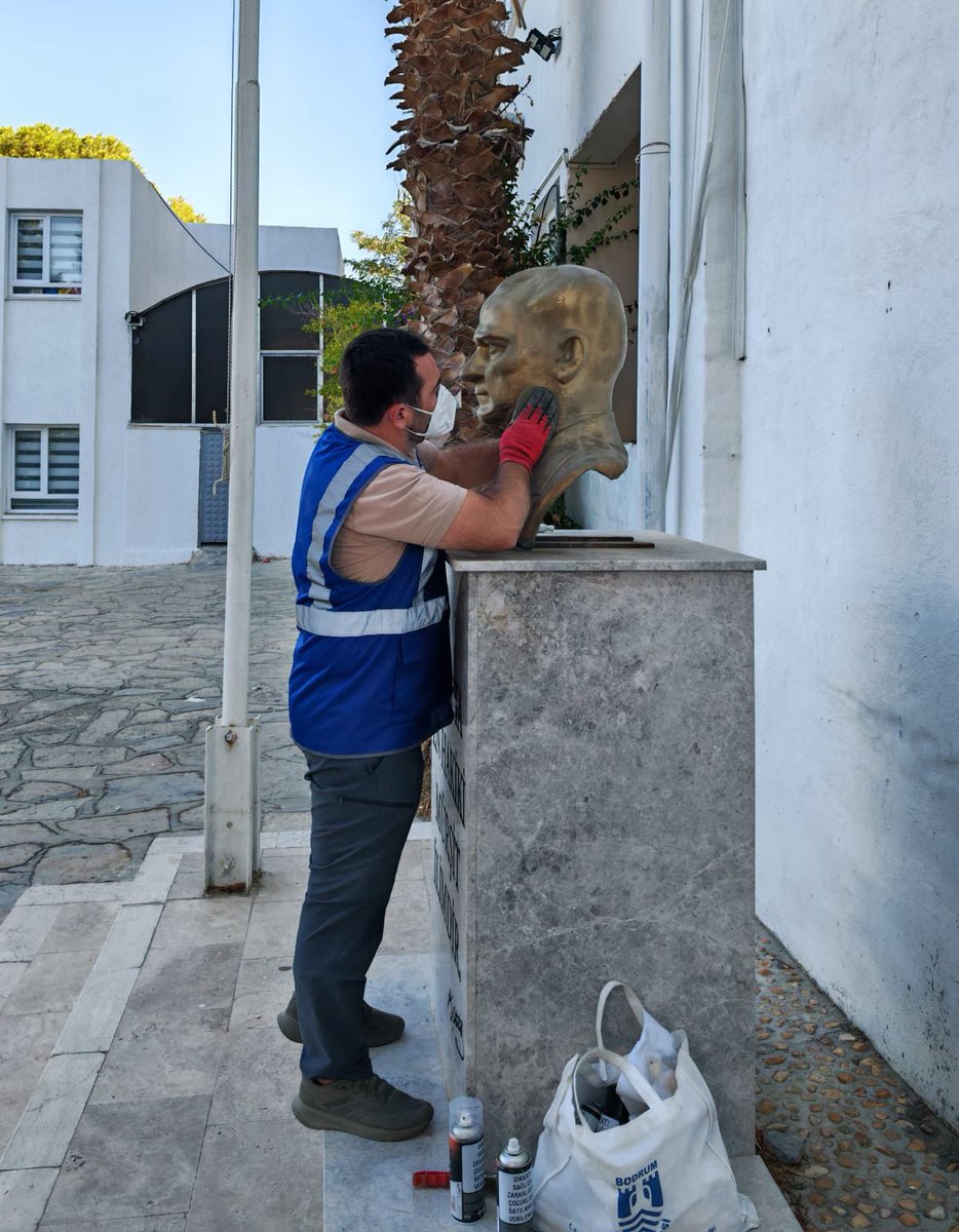 Bodrum'da 10 Kasım Öncesi Atatürk Büstlerine Özenli Bakım