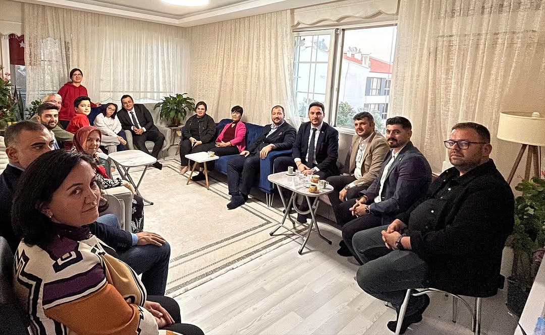 AK Parti Muğla Yönetimi, Umre'ye Gidecek Aileyi Ziyaret Etti