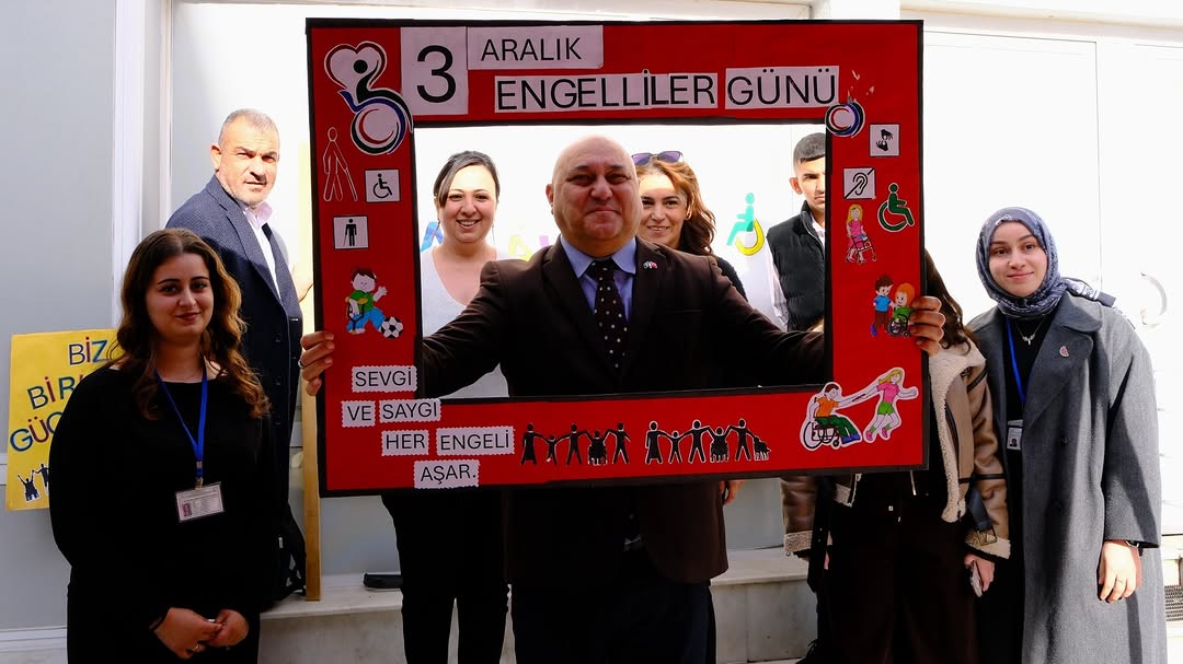 Yatağan Belediye Başkanı Günay, Dünya Engelliler Günü'nde Farkındalık Standını Ziyaret Etti