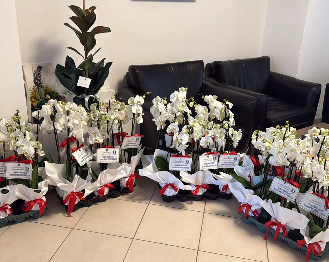 CHP Muğla İl Başkanlığı'na Bodrum Belediye Başkanı Mandalinci'den Çiçekli Tebrik