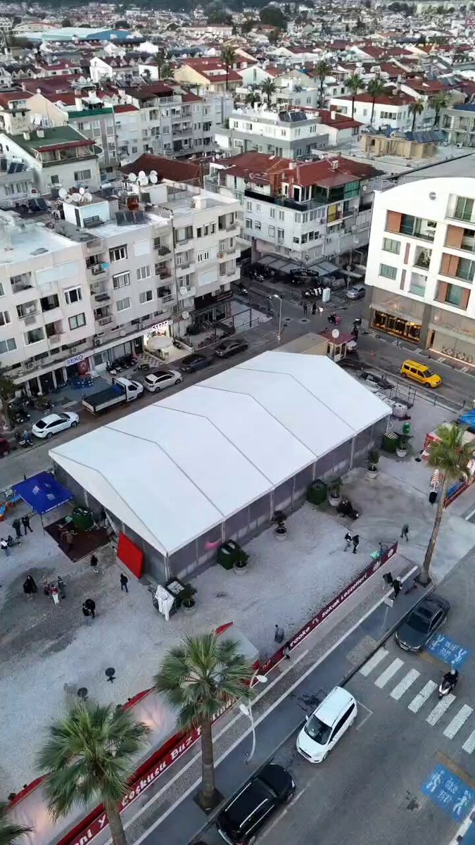 Marmaris'te Yılbaşı Coşkusu Buz Pisti ile Başladı