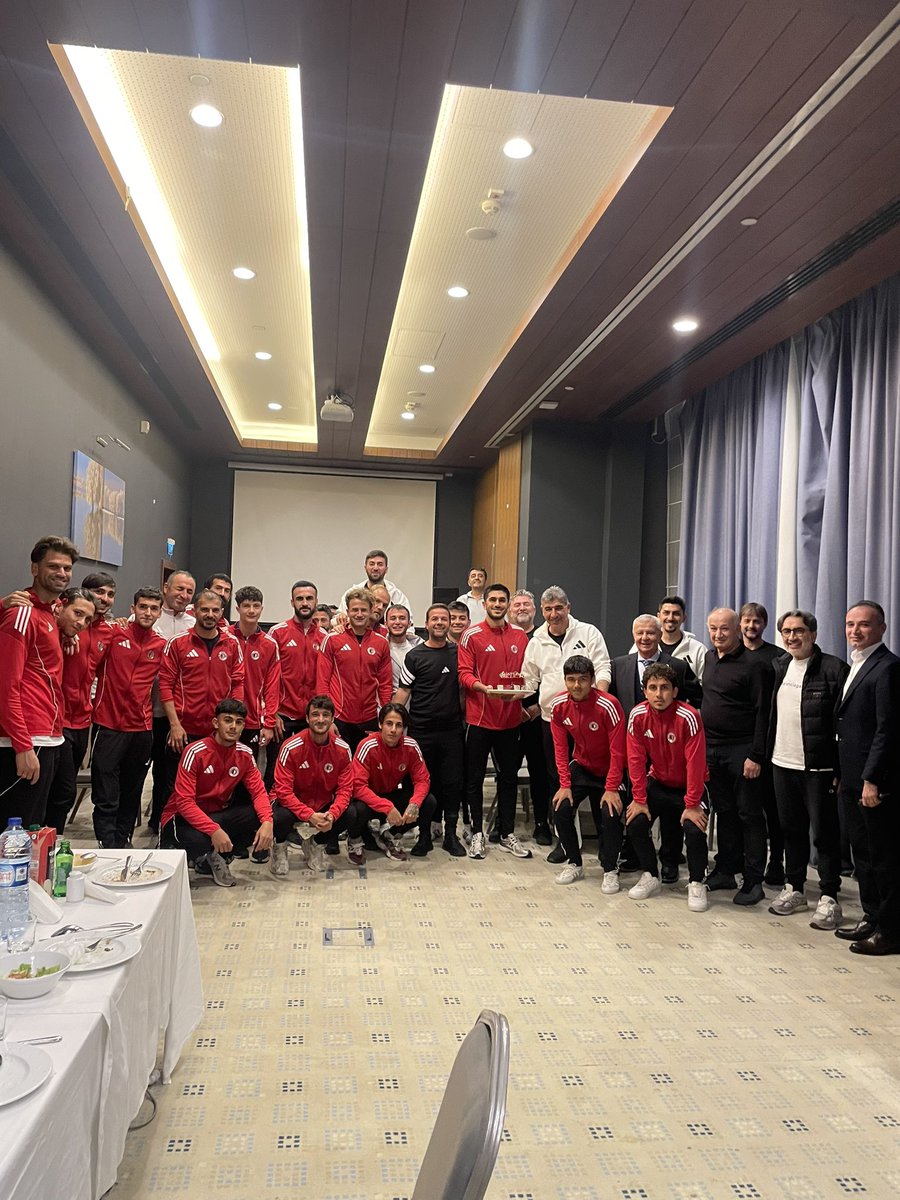 Fethiyespor Teknik Direktörü Sait Karafırtınalar'ın Doğum Günü Bolu Kampında Kutlandı