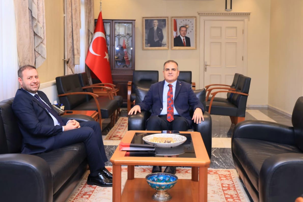 Muğla Valisi Akbıyık, Ülkü Ocakları Sanatçısı Ahmet Öngel'i Kabul Etti