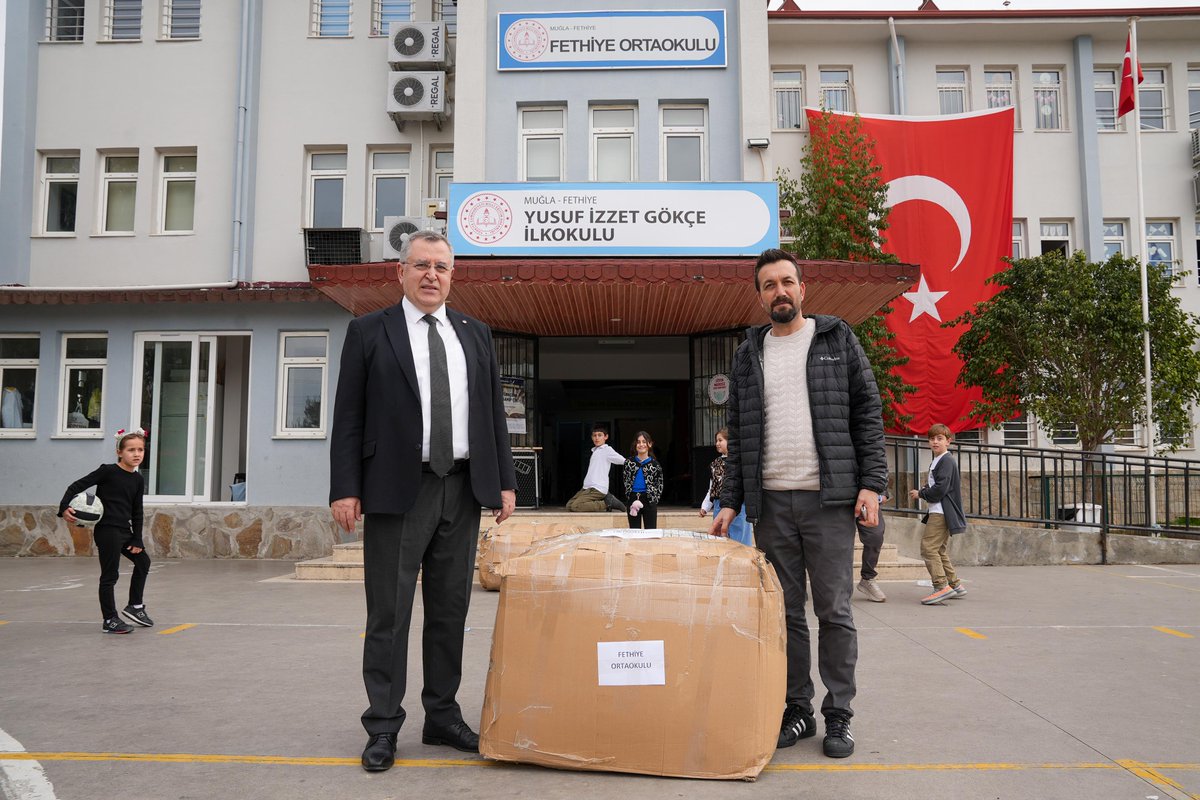 Fethiye'de İhtiyaç Sahibi Öğrencilere Bot ve Kıyafet Desteği