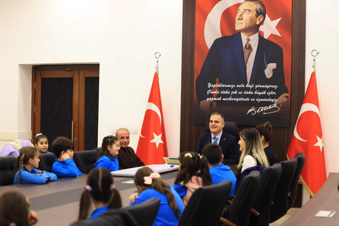 Muğla Valisi Dr. İdris Akbıyık, Dumlupınar İlkokulu Öğrencileri ile Buluştu