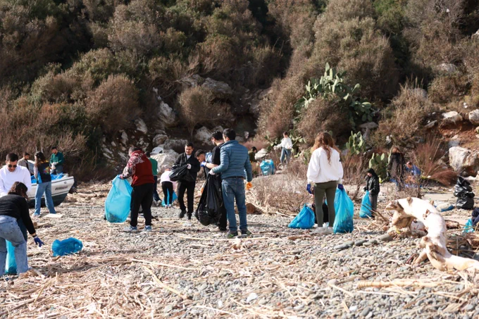 Marmaris'te Gençlerden Anlamlı Çevre Temizliği