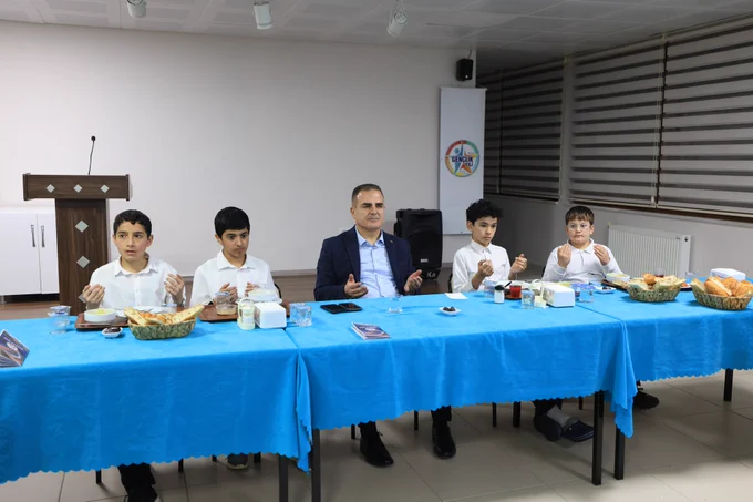 Muğla Valisi Akbıyık, Kur'an Kursu Öğrencileriyle İftarda Buluştu