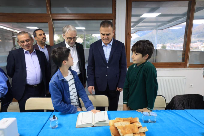 Muğla Valisi Akbıyık, Kur'an Kursu Öğrencileriyle İftarda Bir Araya Geldi
