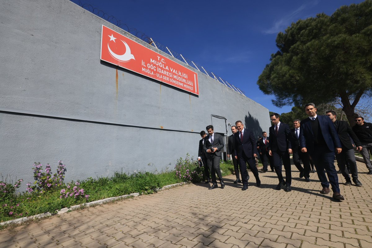 Valimiz Sayın Dr. İdris Akbıyık, İl Göç İdaresi Müdürlüğü Ula Geri Gönderme Merkezini Ziyaret Etti