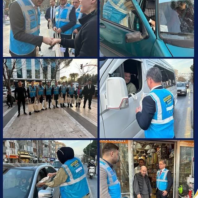 Muğla'da AK Parti Heyeti, Ezan Vakti Trafikteki Vatandaşlara İftar Yemeği İkram Etti