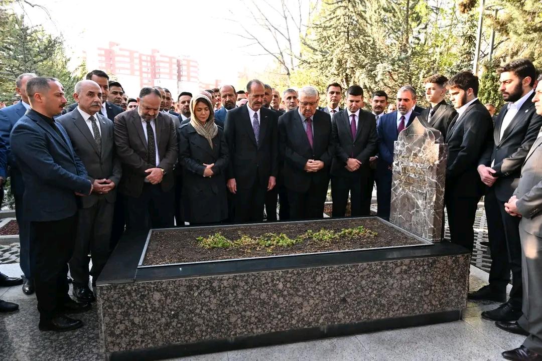 MHP Heyeti, Alparslan Türkeş'in Kabrini Ziyaret Etti