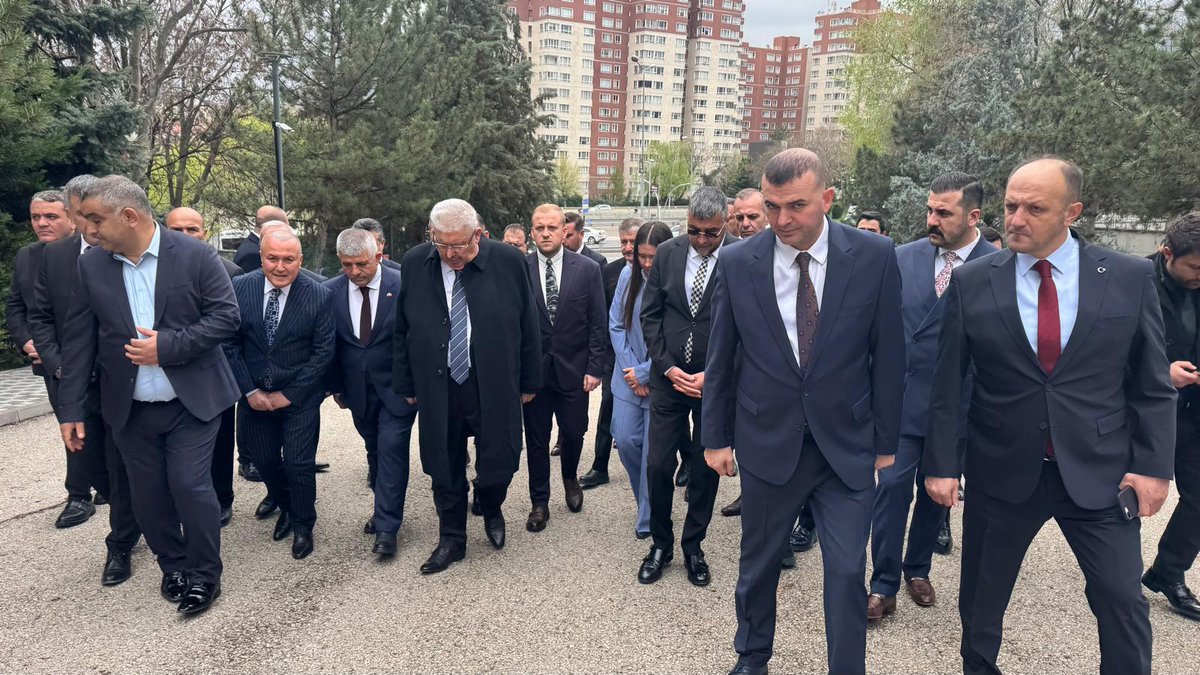 MHP Heyeti, Alparslan Türkeş'in Kabrini Ziyaret Etti