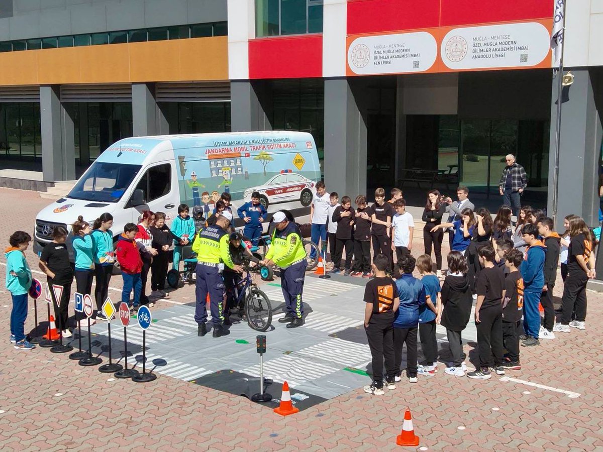 Muğla'da Jandarma Öğrencilerle Trafik Güvenliği Bilincini Artırıyor