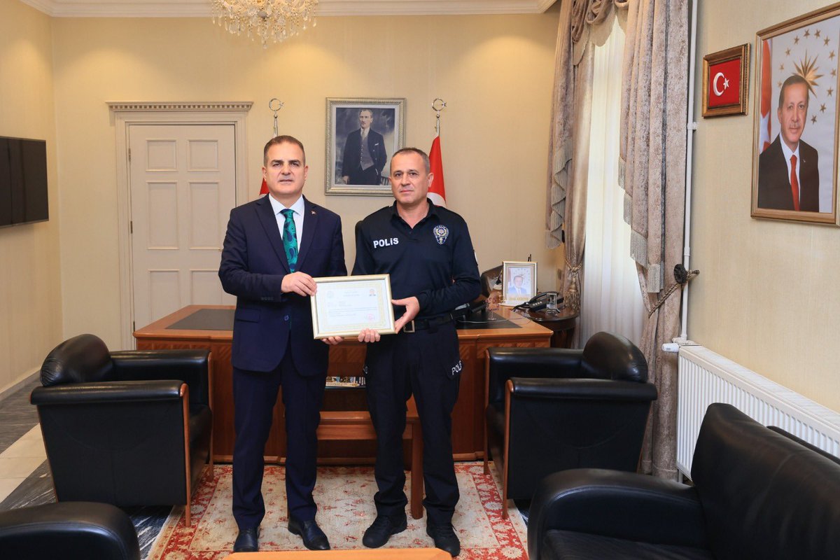 Muğla Valisi Akbıyık, Emekli Olan Polislere Başarı Belgesi Takdim Etti