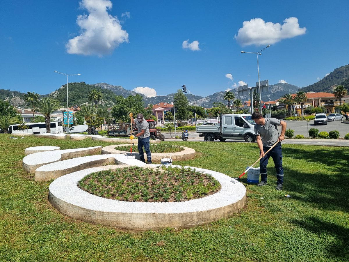 Marmaris'te Yeşil Alanlara Yönelik Kapsamlı Bakım Çalışmaları Devam Ediyor