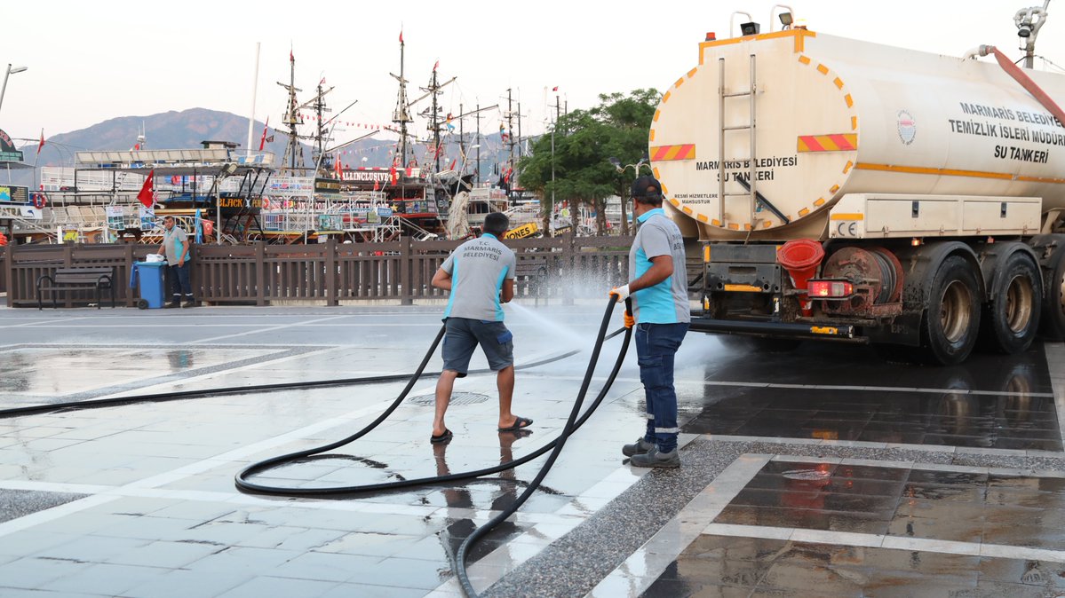 Marmaris'te Temizlik Çalışmaları Devam Ediyor