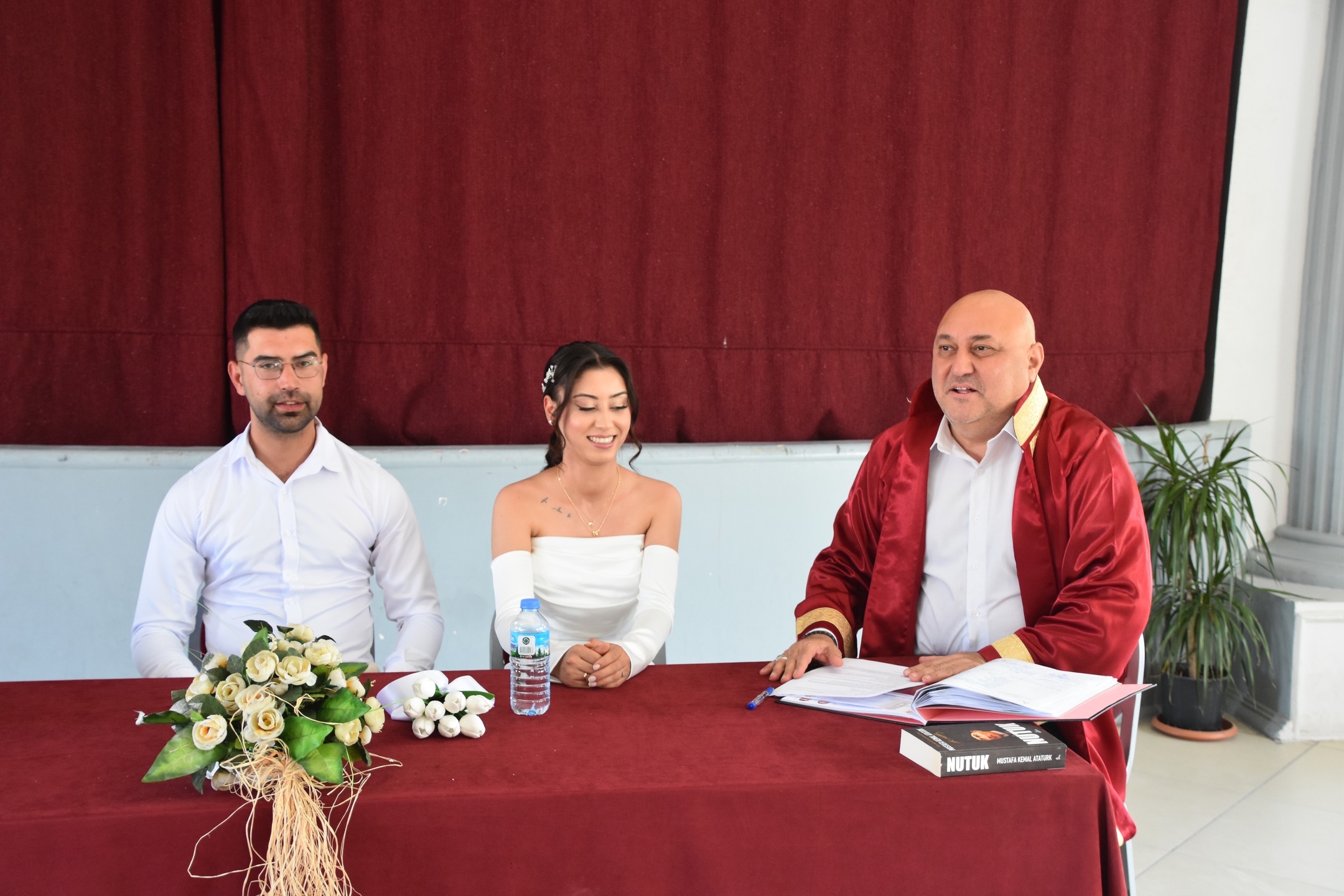 Yatağan'da Yeni Evlenen Çifte Belediye Başkanı Günay'dan Mutluluk Dileği