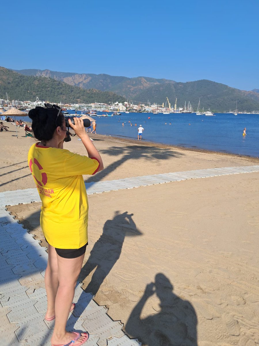 Marmaris Halk Plajı'nda Cankurtaran Görev Başladı: Güvenli Tatil İçin Uyarılar