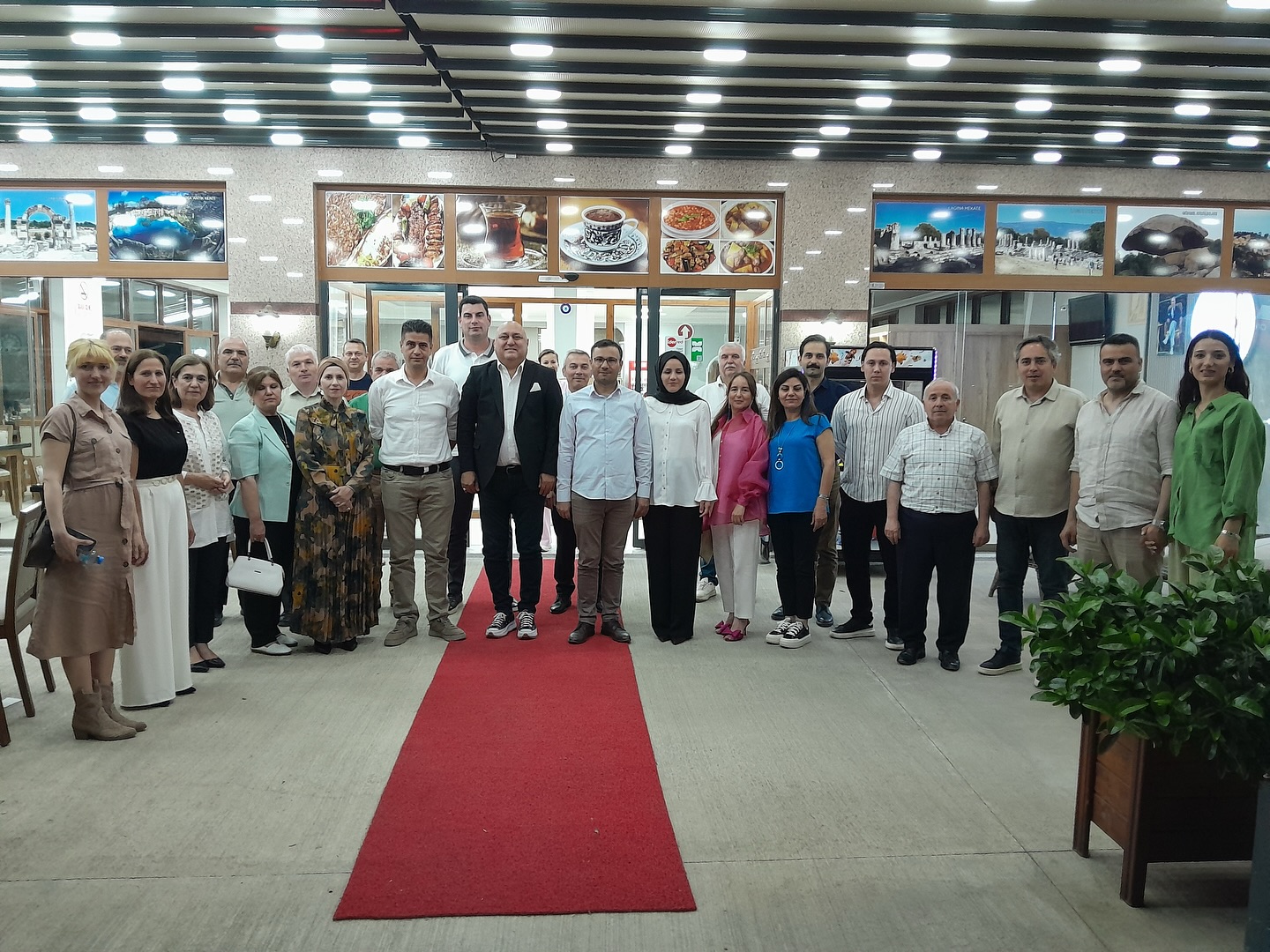 Yatağan Belediyesi'nden Göksun Kaymakamı Kılıç'a Veda Yemeği