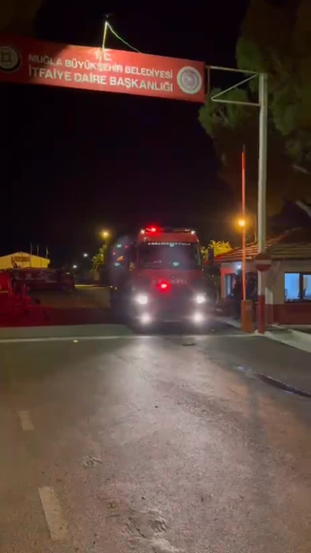 Muğla Büyükşehir Belediyesi Çeşme'deki Orman Yangınına Destek Gönderdi