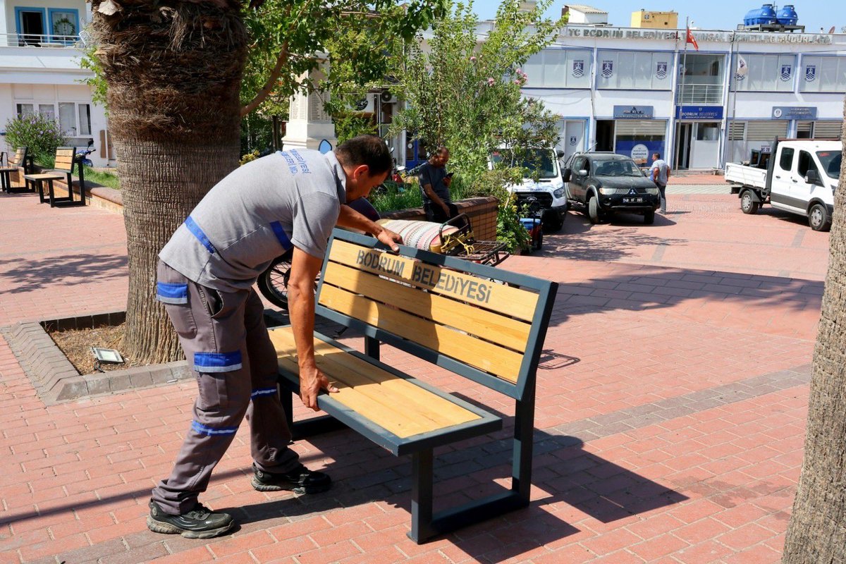 Bodrum'da Yeni Kent Mobilyalarıyla Şehre Renk Katılıyor