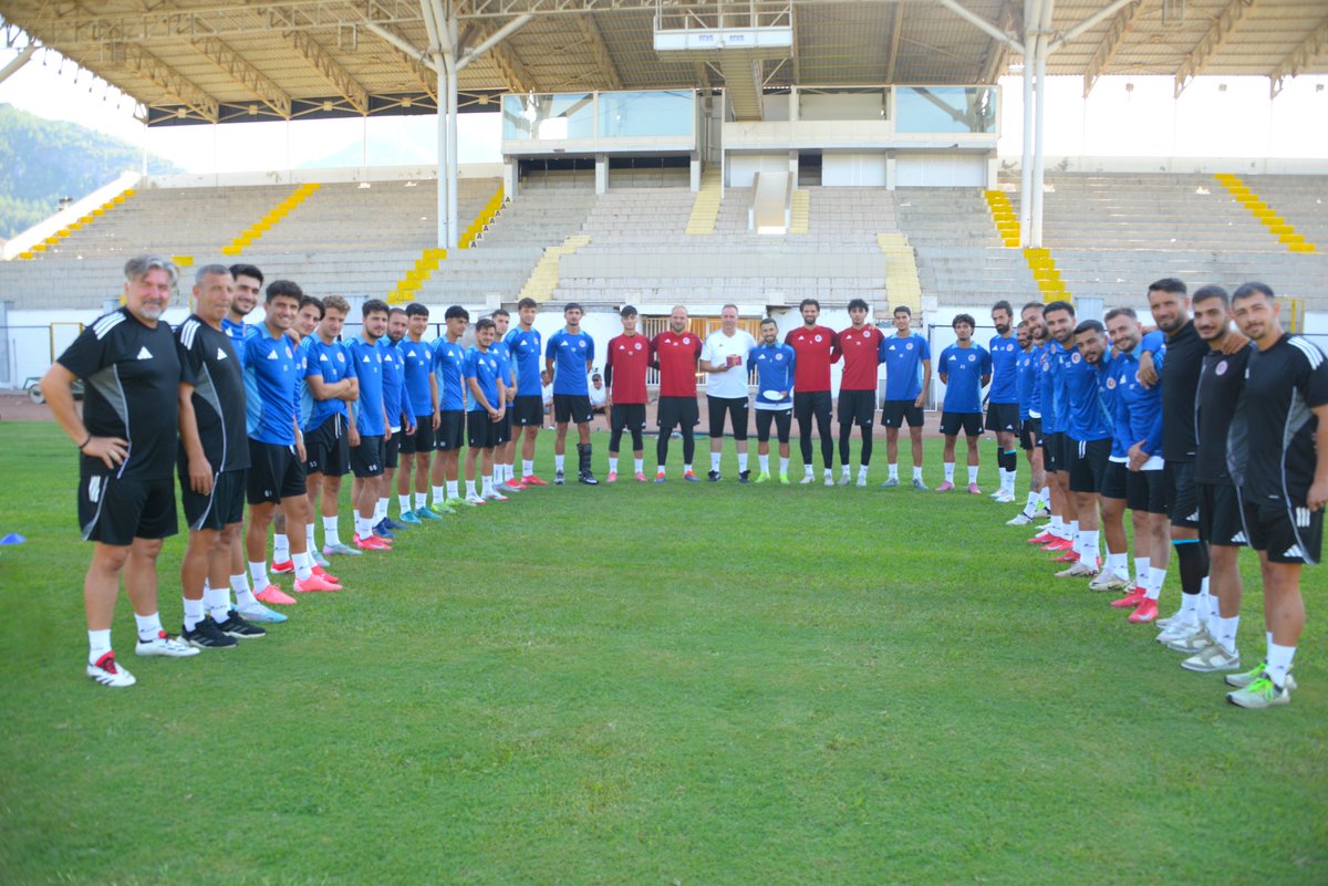Fethiyespor Teknik Direktörü Selahaddin Dinçel'e Doğum Günü Sürprizi