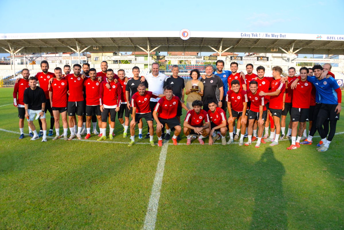 Fethiye Spor'da Kaleci Antrenörü Reha Özmen'e Doğum Günü Kutlaması