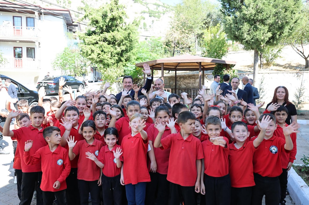 Muğla Büyükşehir Belediye Başkanı Aras Okulları Ziyaret Etti, Eğitime Destek Vurgusu Yaptı