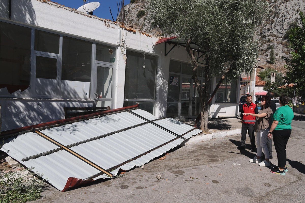 Menteşe'de Sert Rüzgar Evlere ve Caminin Minaresine Zarar Verdi