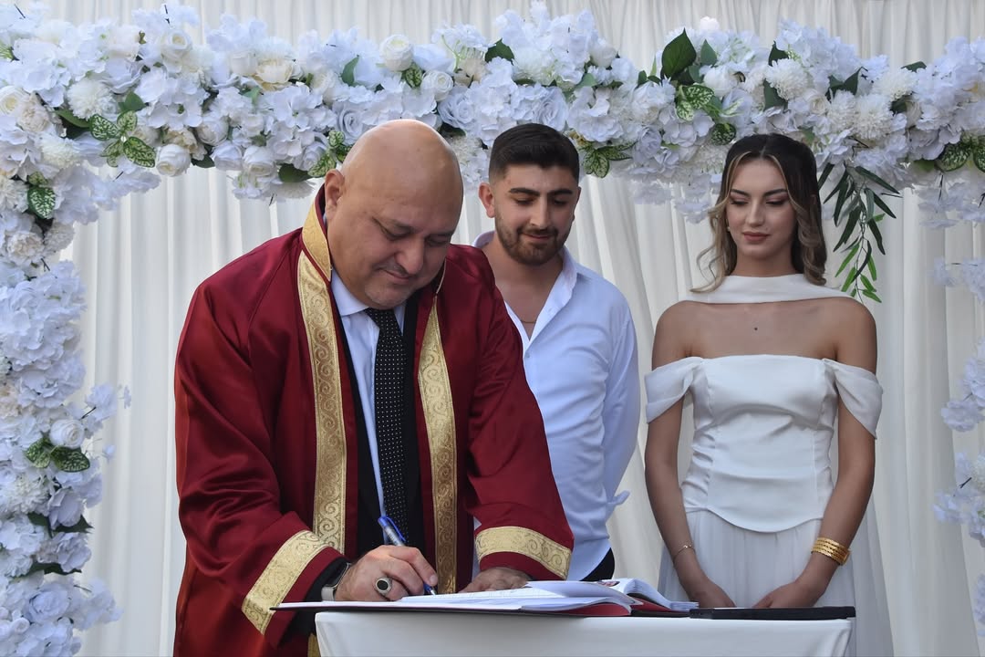 Yatağan'da Yeni Evlenen Çifte Belediye Başkanı'ndan Tebrik