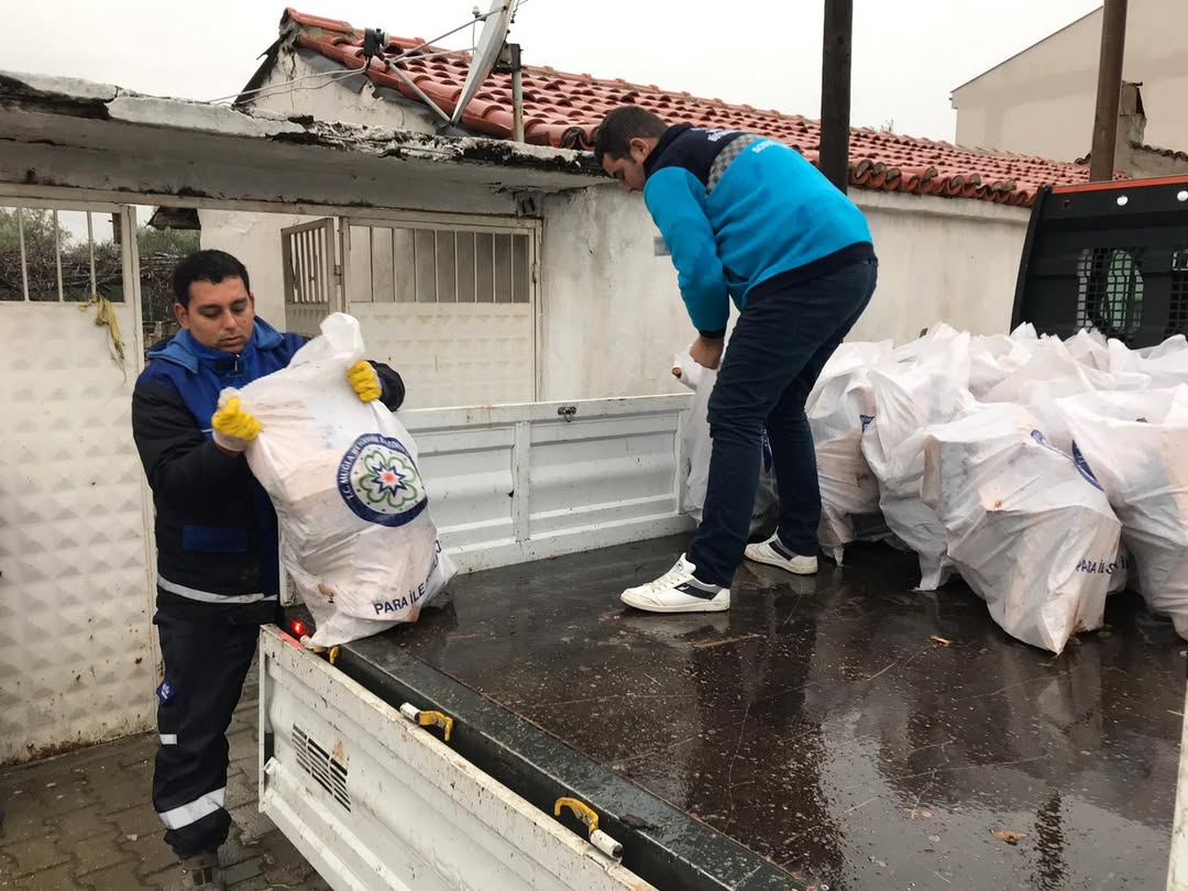 Muğla'da Mezarlık Temizliğinden Çıkan Odunlar İhtiyaç Sahiplerine Yakacak Olarak Ulaştırılıyor