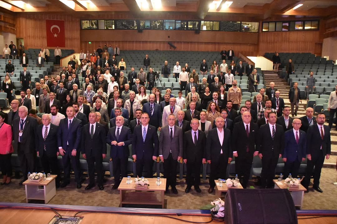 Yatağan Belediye Başkanı Mesut Günay, Muğla Mermer Zirvesi'nde Ödül Törenine Katıldı
