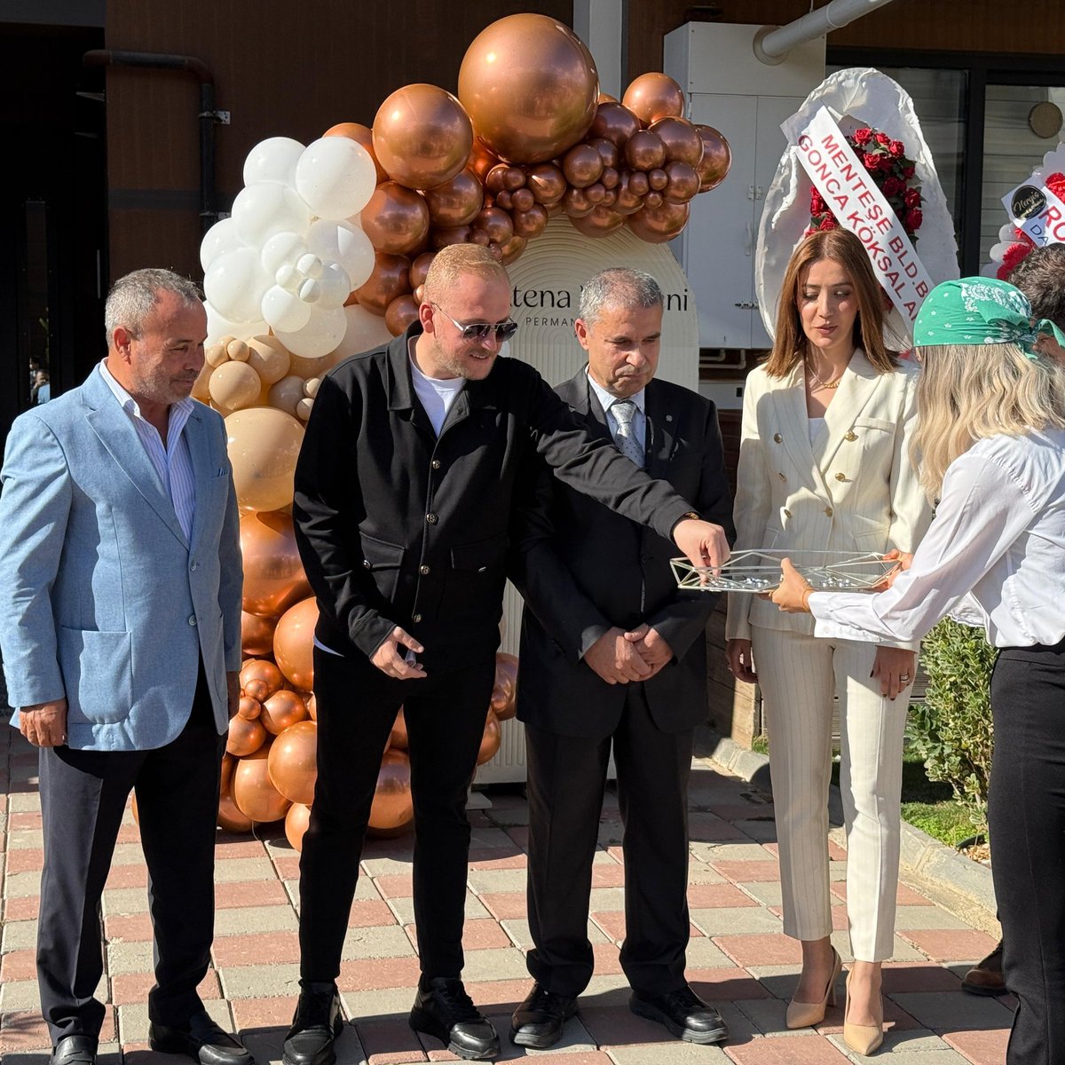 MHP'li Burak Demirel'den Muğla'da Yeni Güzellik Salonu Açılışına Ziyaret