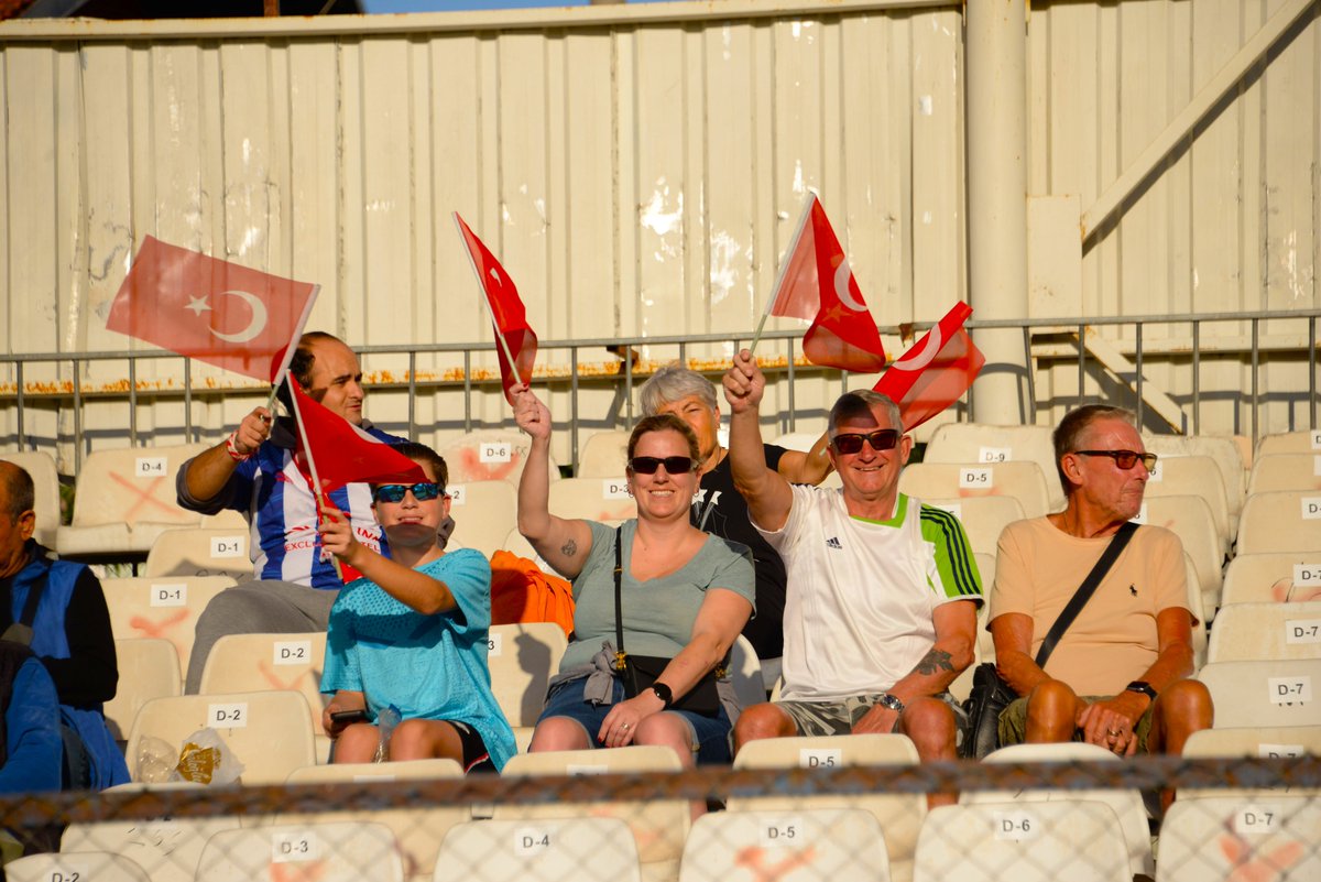 Fethiye'de Cumhuriyet Coşkusu: Taraftarlar ve Fethiye Spor Bayraklarla Stadyumu İnletti