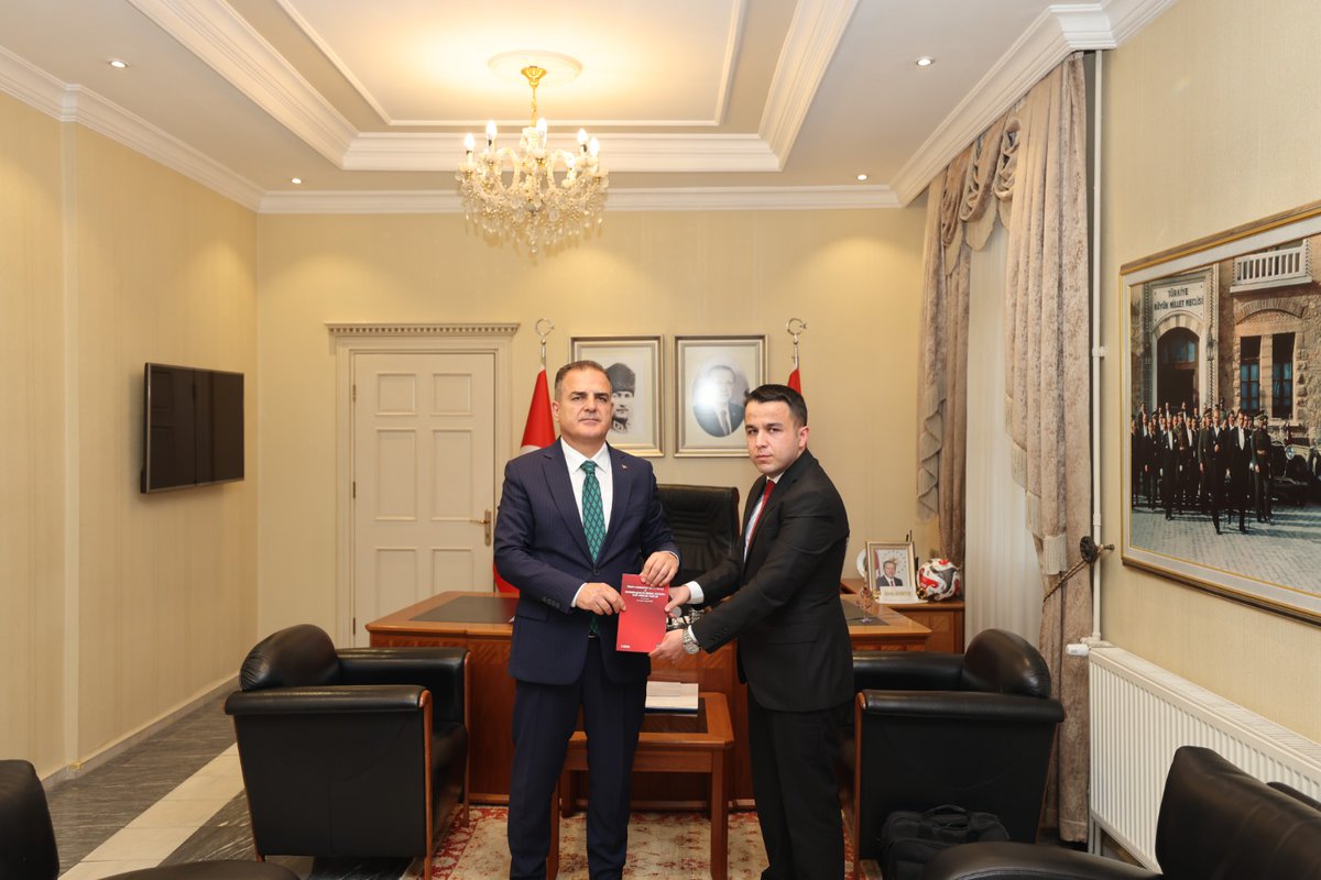 Kamu Yönetimi Uzmanından Vali Akbıyık'a Kitap Takdimi